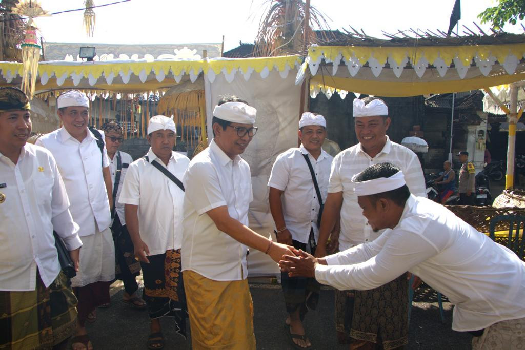 Sekda Adi Arnawa Hadiri Karya Nyekah Massal di Banjar Pengembungan Sari Desa Bongkasa Abiansemal